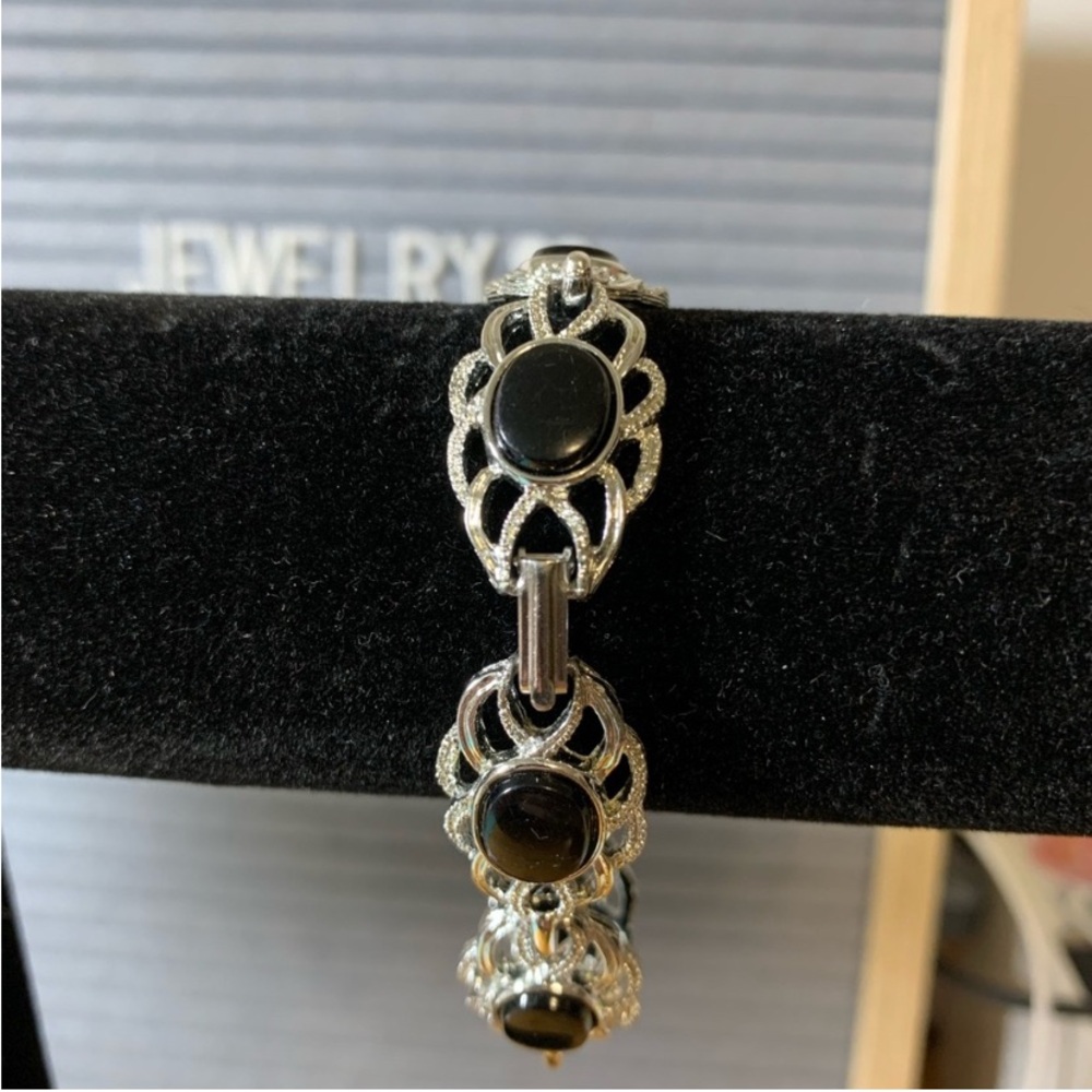 Elegant Silver and Black Bracelet with Clasp Closure
